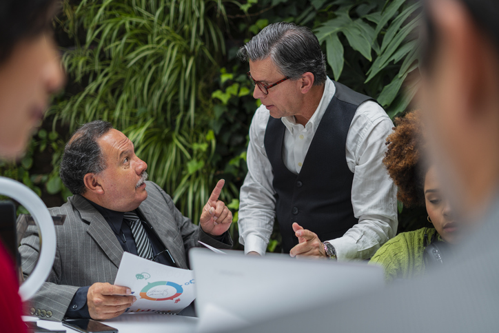 gerentes discutiendo